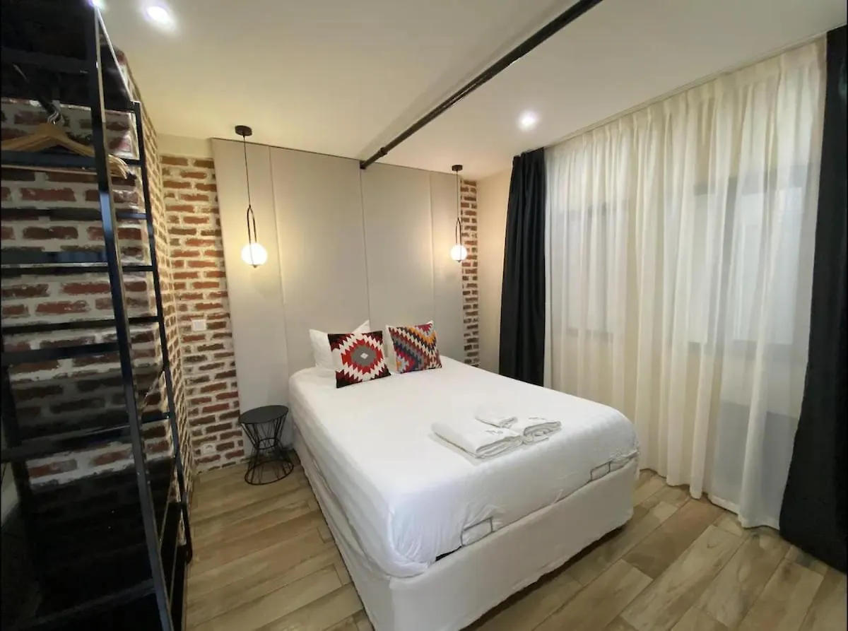 B2 Beautiful House In 7Th, 2-4G By Eiffel Tower contacts